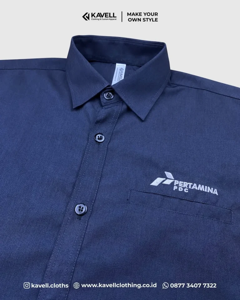 Kemeja biru ini bukan hanya nyaman, tapi juga memperlihatkan kebanggaan kita terhadap perusahaan