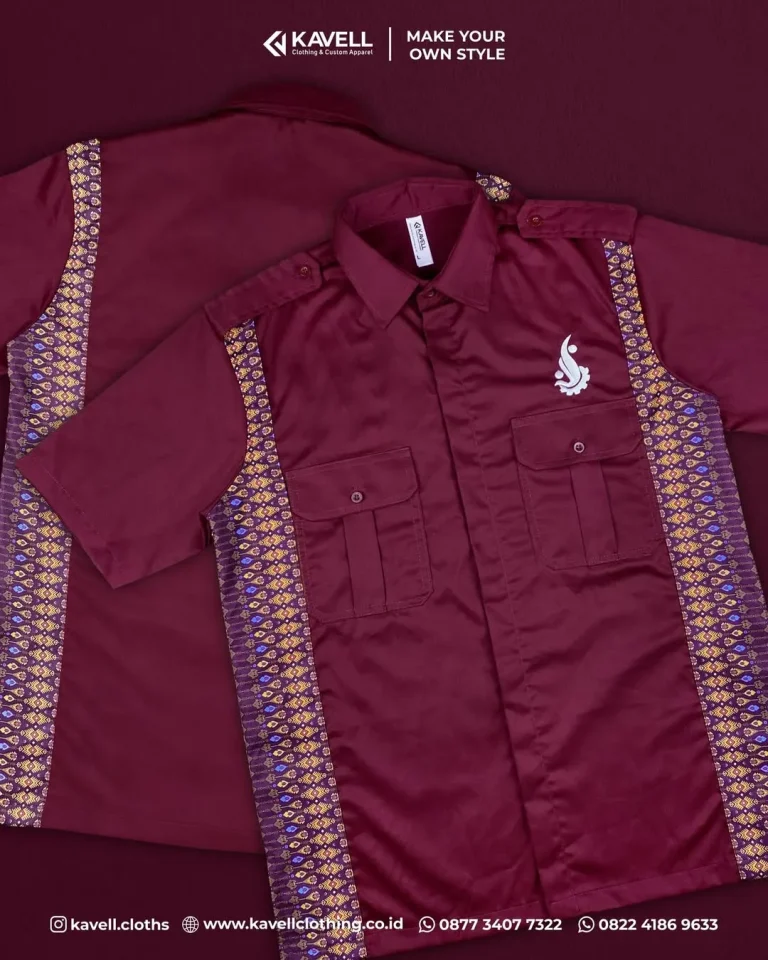 Kemeja marun dengan pola batik ini adalah pilihan sempurna untuk menambahkan sentuhan etnik ke d