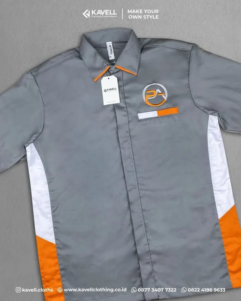 Tampil beda dengan kaos abu, putih dan orange yang super nyaman ini! Logo di depan menambah kesa